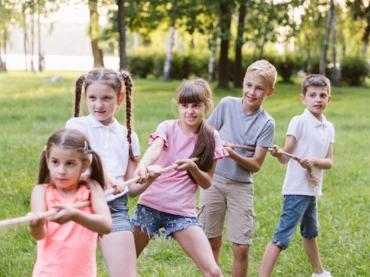 Atividade cabo de guerra com crianças