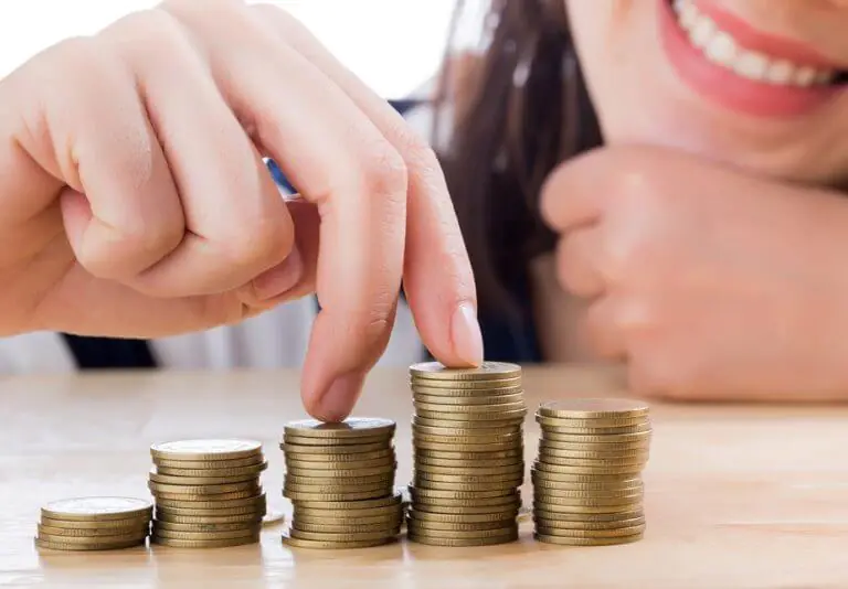 moedas encima da mesa como se fosse degraus, criança brincando como se subisse os degraus com as pontas dos dedos